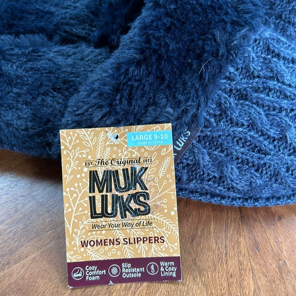 NWT Woman’s fur lined slippers - Picture 3 of 4